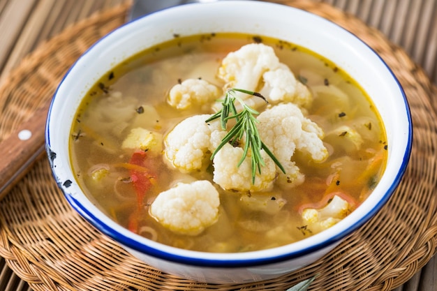 Sopa de verduras con patata zanahoria y coliflor Comida casera