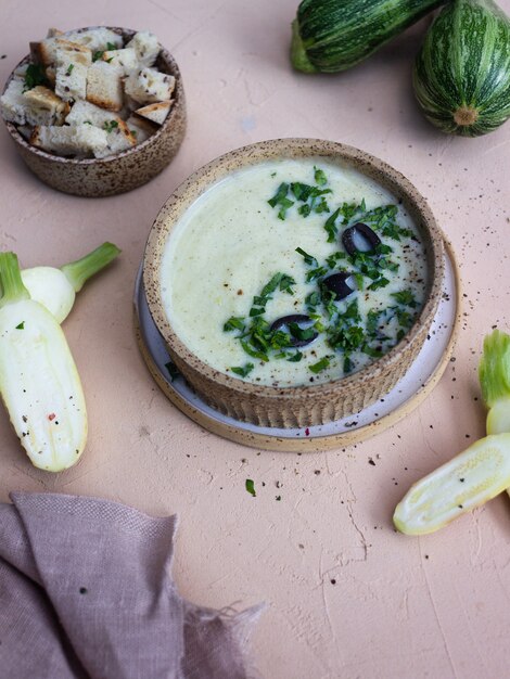 Sopa de verduras en un plato de cerámica sobre la mesa