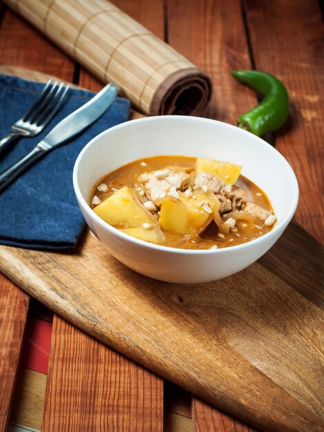 Sopa de verduras con pollo y patatas Cocina tailandesa