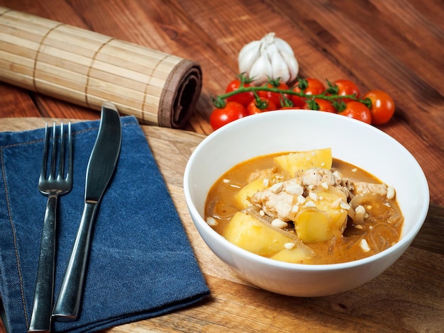 Foto sopa de verduras con pollo y patatas cocina tailandesa