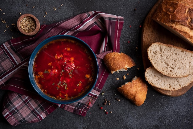 Sopa de verduras de remolacha roja con sopa caliente de pan en un bol