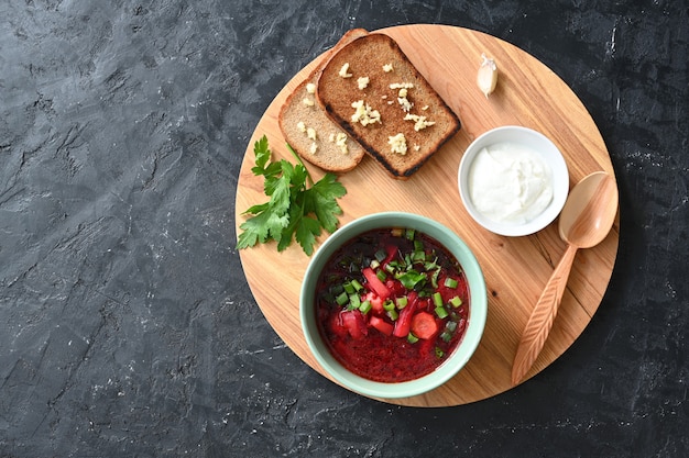 Sopa de verduras rusa tradicional ucraniana, borsch con rosquillas de ajo y pan.