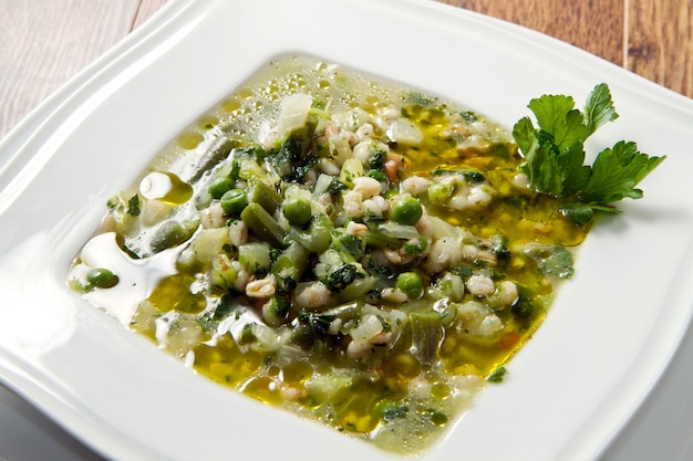 sopa de verduras en un tazón