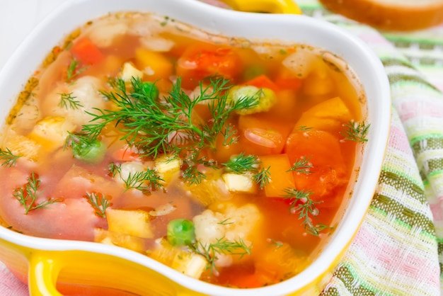 Sopa de verduras con tomates coliflor y guisantes