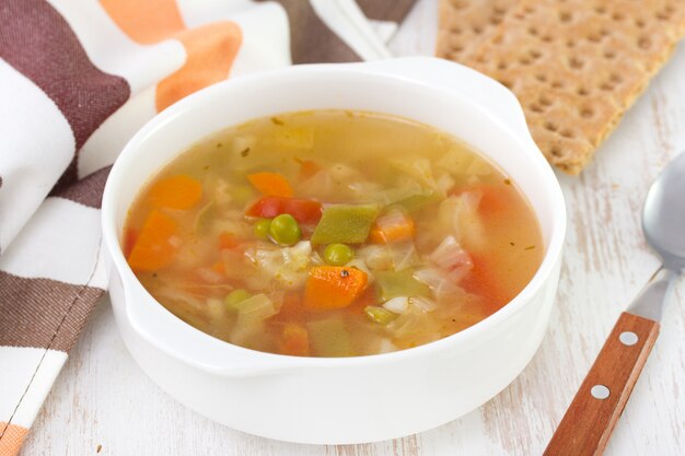 Sopa de verduras con tostadas