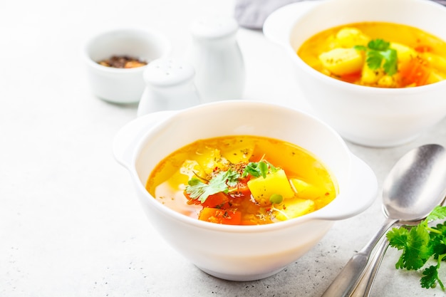 Sopa de verduras vegetariana en tazones de fuente de blanco