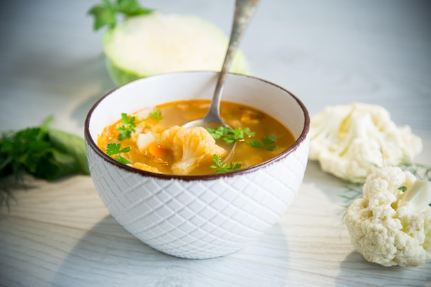 Sopa de verduras de verano con coliflor en un bol