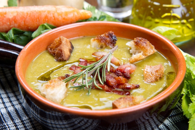 Sopa de verduras con verduras frescas.