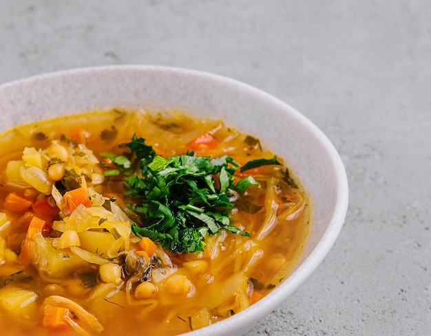 Sopa de verduras en la vista de la cima de la piedra