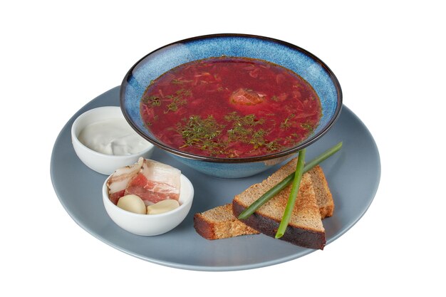 Sopa vermelha de beterraba, borscht, prato de restaurante, imagem isolada