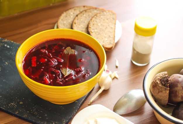 Sopa vermelha tradicional russa e ucraniana borsch ou beterraba com creme de leite, alho e condimentos