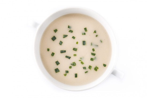 Sopa vichyssoise francesa en un recipiente aislado en blanco, vista superior