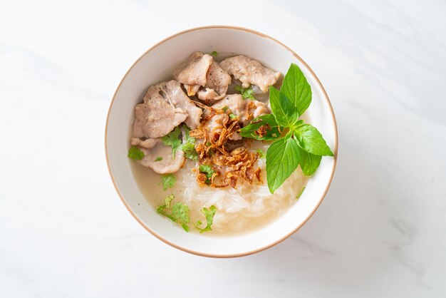 Sopa vietnamita de pho bo com macarrão de carne de porco e arroz - estilo de comida vietnamita