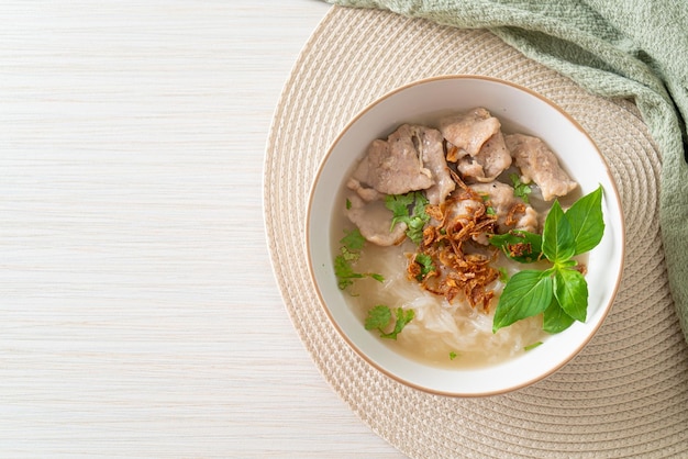 Sopa vietnamita de Pho Bo com macarrão de carne de porco e arroz