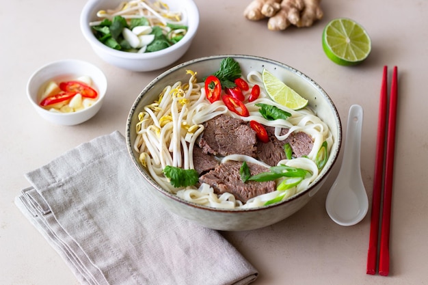 Sopa vietnamita Pho Bo con carne de res Comida asiática Cocina nacional