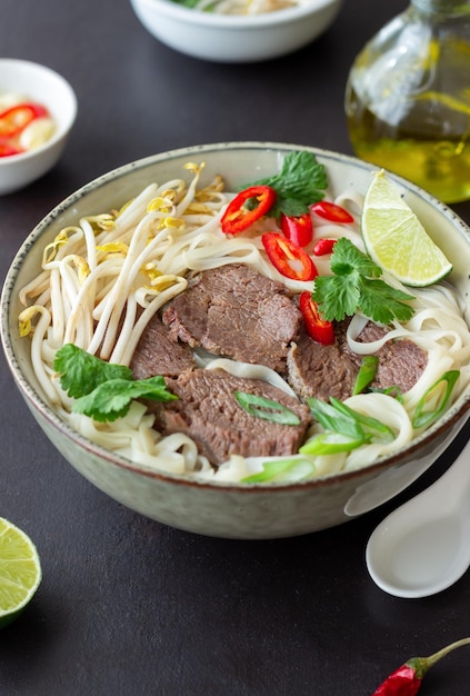 Sopa vietnamita Pho Bo con carne de res Comida asiática Cocina nacional