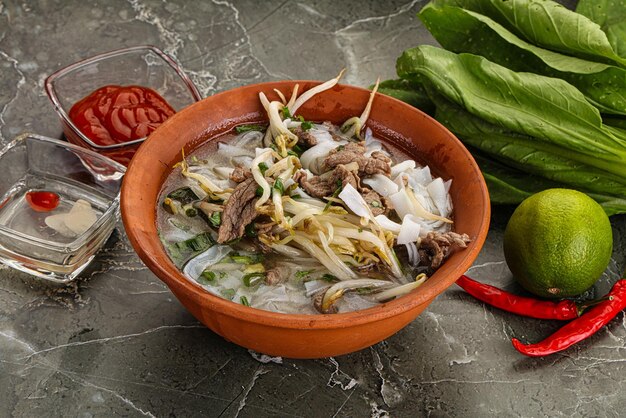 Foto sopa vietnamita pho bo con carne de res