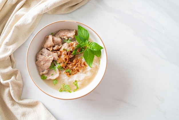 Sopa vietnamita Pho Bo con cerdo y fideos de arroz - Estilo de comida vietnamita