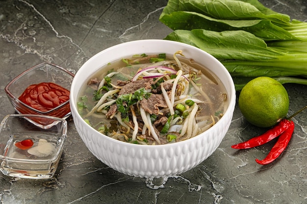 Foto sopa vietnamita pho bo com carne bovina