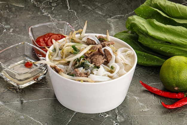 Sopa vietnamita Pho Bo com carne