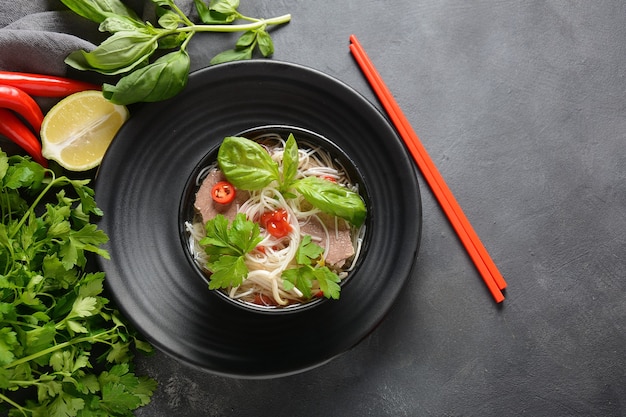 Sopa vietnamita pho bo com ervas, carne, macarrão de arroz, pimenta e broto de feijão