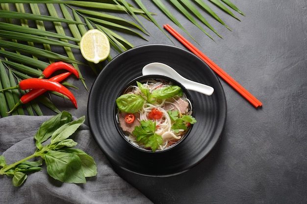 Sopa vietnamita pho bo com ervas, carne, macarrão de arroz, pimenta e broto de feijão