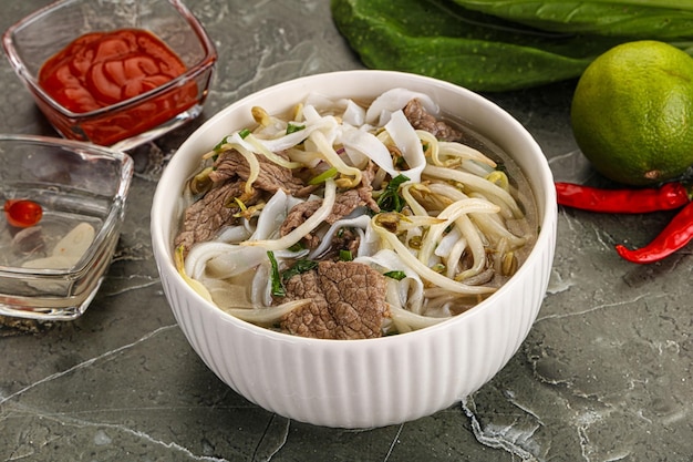 Sopa vietnamita Pho Bo con ternera