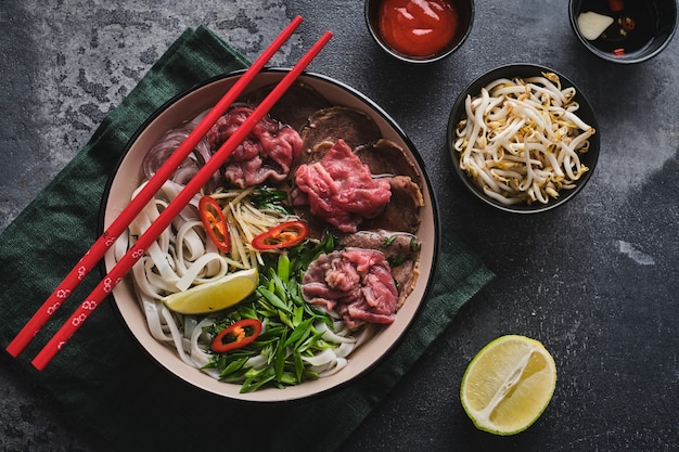 Ð ¢ sopa vietnamita tradicional pho bo. Concepto de comida asiática. Vista superior.