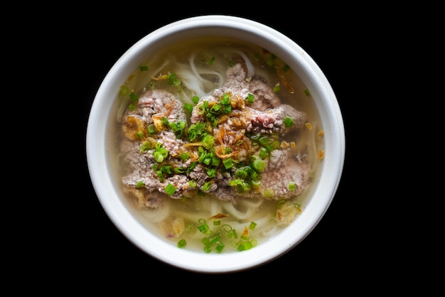 Sopa vietnamita tradicional Pho bo no fundo preto