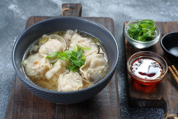 sopa de wonton con aceite de chile y cebolla verde, comida china, estilo de comida asiática