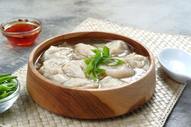 sopa de wonton con aceite de chile y cebolla verde, comida china, estilo de comida asiática