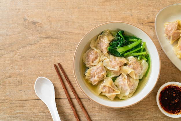 sopa de wonton de cerdo o sopa de albóndigas de cerdo con verduras - estilo de comida asiática