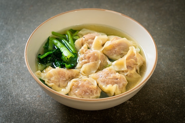 sopa de wonton de cerdo o sopa de albóndigas de cerdo con verduras - estilo de comida asiática