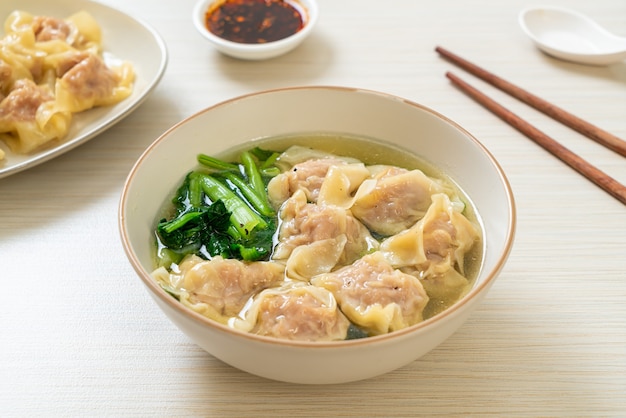 sopa de wonton de cerdo o sopa de albóndigas de cerdo con verduras - estilo de comida asiática