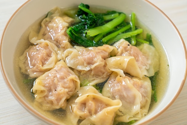 sopa wonton de cerdo o sopa de albóndigas de cerdo con verduras - Estilo de comida asiática