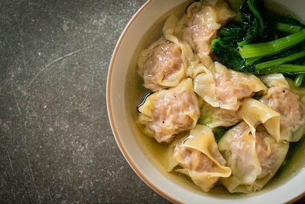 Sopa wonton de cerdo o sopa de albóndigas de cerdo con verduras