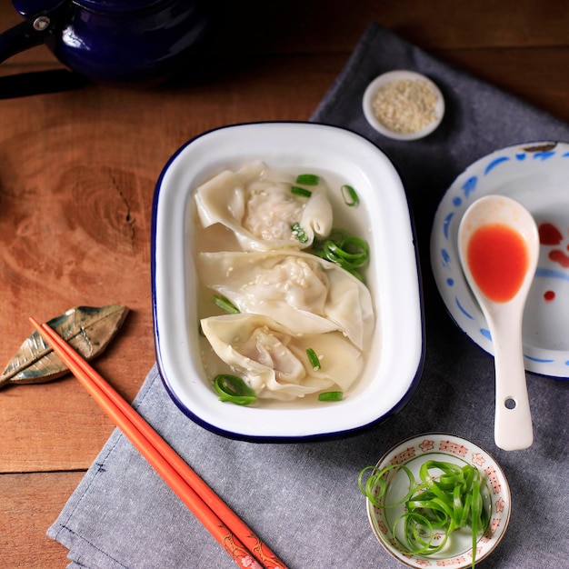 Sopa Wonton com Cebola Verde e Semente de Gergelim