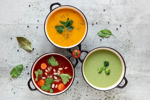 Sopas de crema de verduras e ingredientes desde arriba