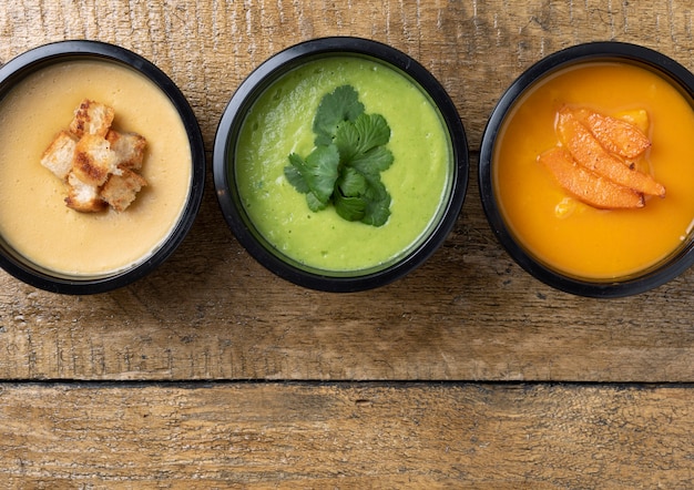 Sopas vegetarianas para a saúde, refeição pronta para comer em lancheiras, closeup.