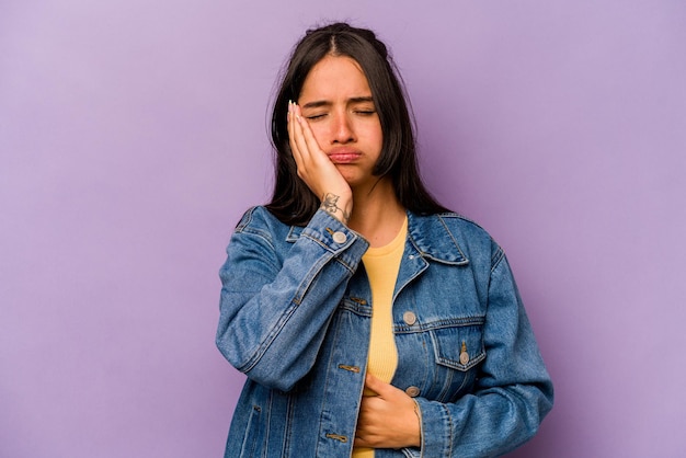 Foto sopla las mejillas tiene expresión cansada concepto de expresión facial