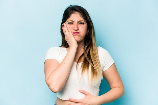 Sopla las mejillas tiene expresión cansada Concepto de expresión facial