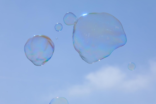 soplador de burbujas sobre fondo de cielo azul