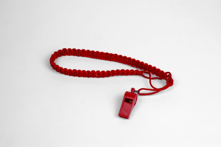 Soplador rojo aislado contra el fondo blanco.