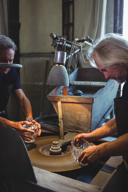 Sopladores de vidrio trabajando en un vaso