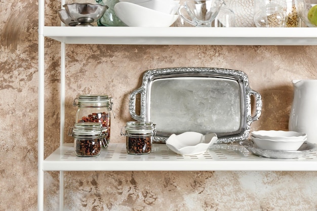 Foto soporte de almacenamiento con utensilios de cocina en el interior