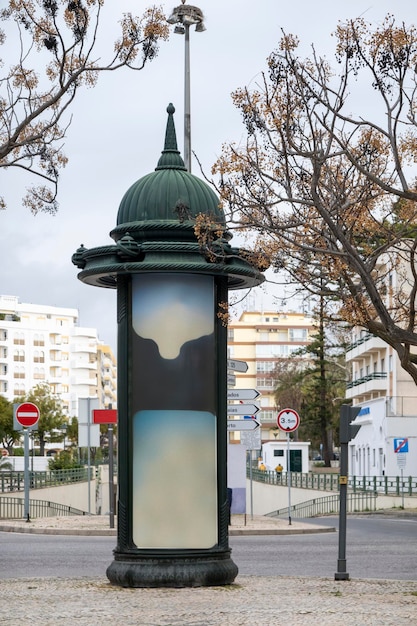 Foto soporte de anuncio de bordillo de hierro antiguo