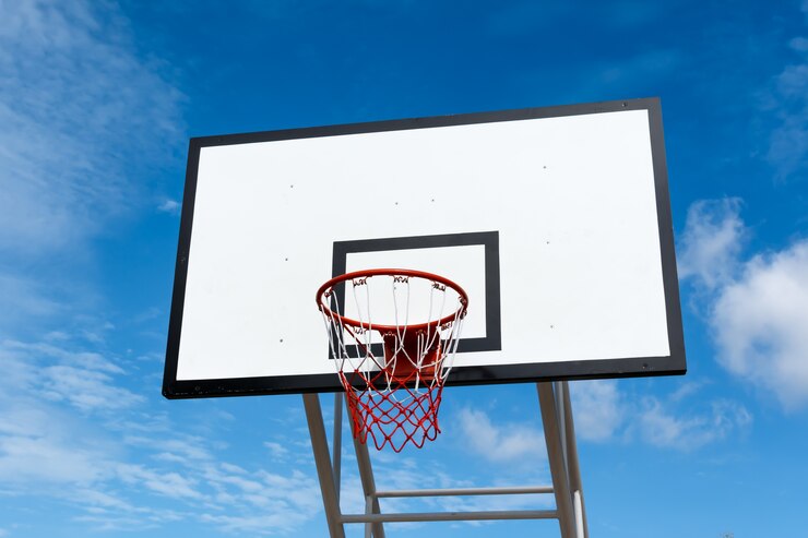 soporte de aro de baloncesto en el patio de recreo en el parque en el fondo del cielo