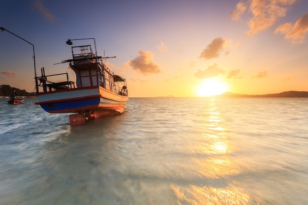 Soporte del barco de pesca en la playa de la salida del sol en Phuket, Tailandia