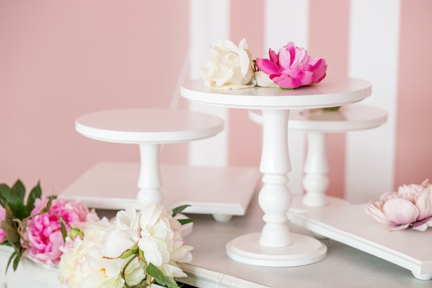 Soporte decorativo con flores.