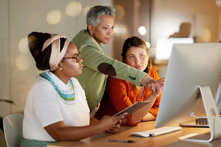 Foto soporte de gerente de trabajo en equipo o mujeres de negocios en la computadora por la noche para comunicación de investigación o estrategia creativa diversidad de inicio o colaboración en tecnología para redes de lectura de sitios web o noticias